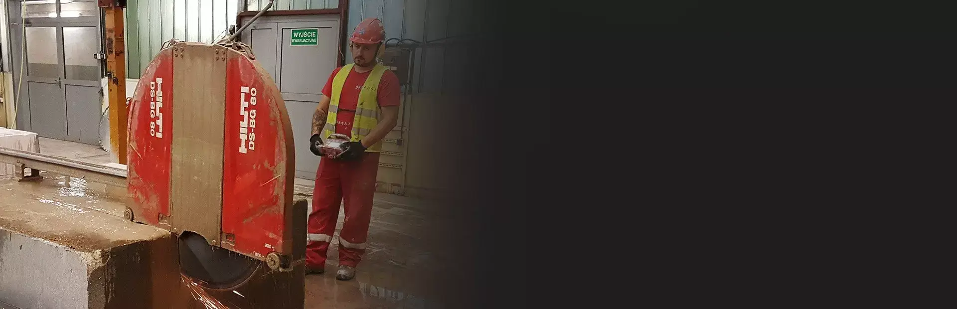 Wiercenie otworów w ścianie